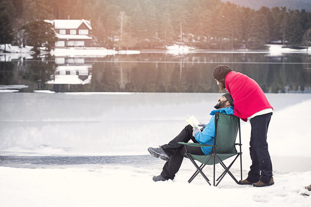 情侣冬季露营图片下载