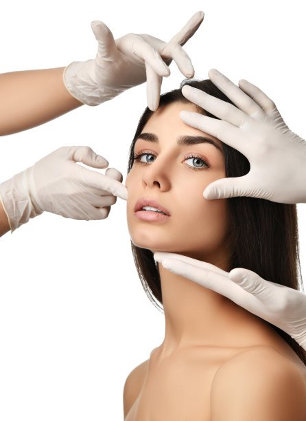 美丽的年轻女人的脸整形手术和医生的手在医疗手套图片下载