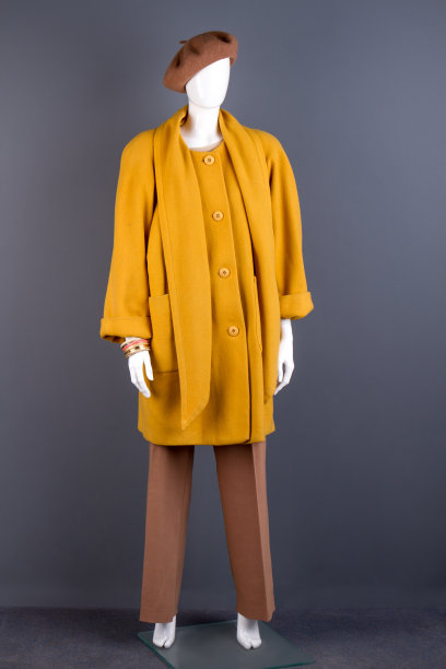 女性人体模型在时尚风格的服装。图片下载