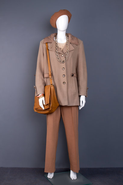 穿着时尚服装和配饰的女模特。图片下载