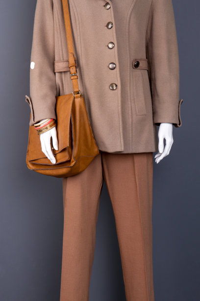 穿着时髦的女模特。图片下载