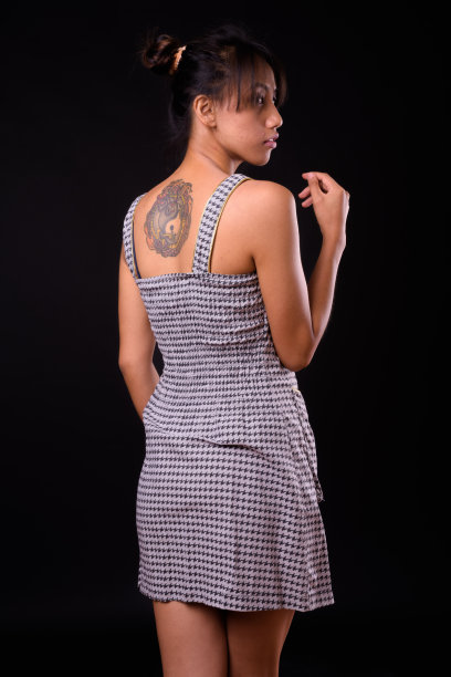 背面的女人纹身在黑色的背景图片下载