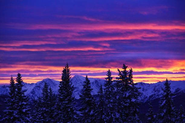 日落山景与Alpenglow图片下载