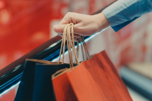 人们手里拿着五颜六色的购物袋图片下载