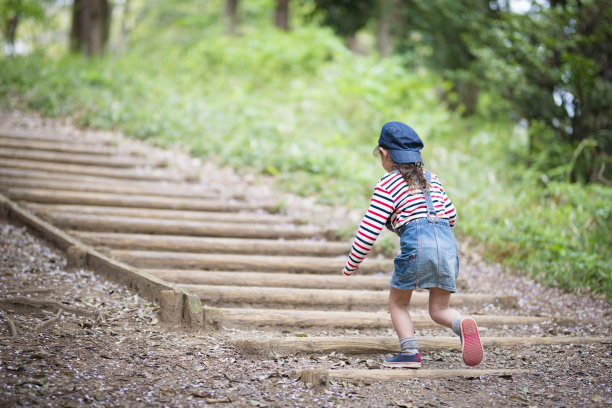小女孩在森林里散步图片下载