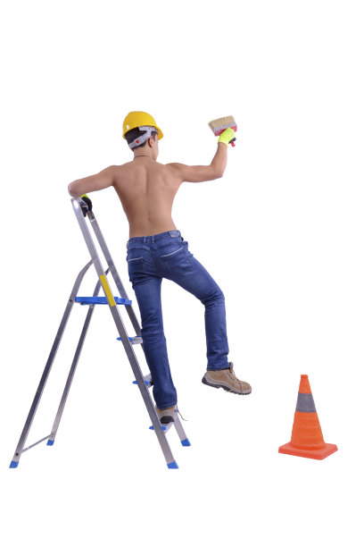 年轻的男性装饰师正在用画笔作画。图片下载