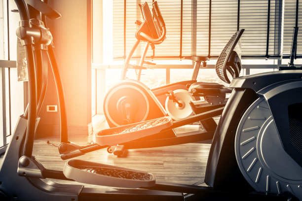 健身房与运动自行车在它的健康理念图片下载