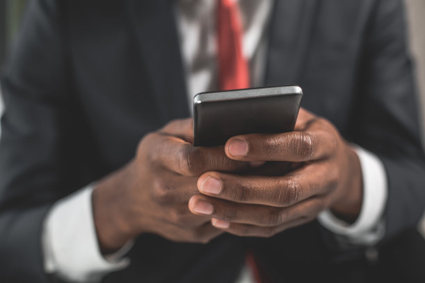 男人拿着手机图片下载