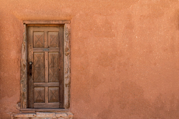 土坯建筑墙上的木门图片下载