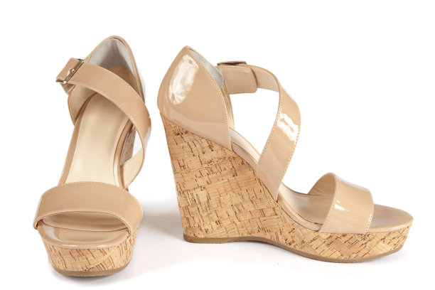 专利皮革软木高跟鞋，白色背景图片下载