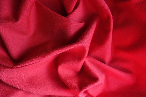 深红色针织织物，柔软的褶皱图片下载