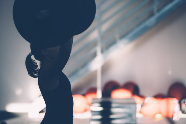 女孩背光练习杠铃图片下载