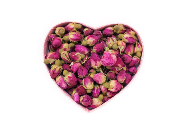 干玫瑰花蕾茶在一个心的形状。来自云南的中国茶。Bi瞧春。本空间图片下载