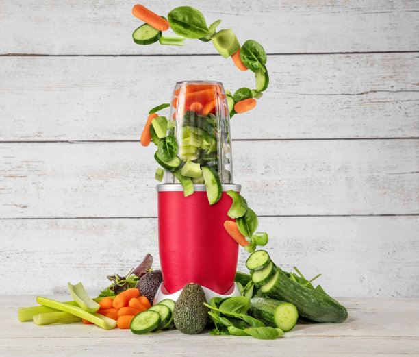 冰沙搅拌机与蔬菜飞行成分图片下载