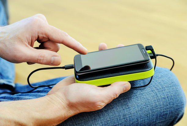 智能手机和电源。图片下载