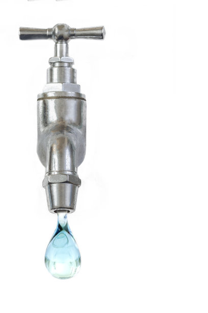 脸看水龙头和最后一滴水。认识到水的重要性。右边空格上的文本空间。白色背景图片下载