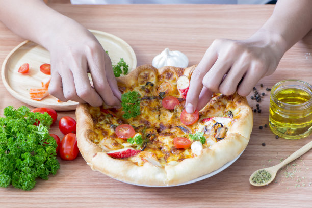 木头背景上的披萨图片下载