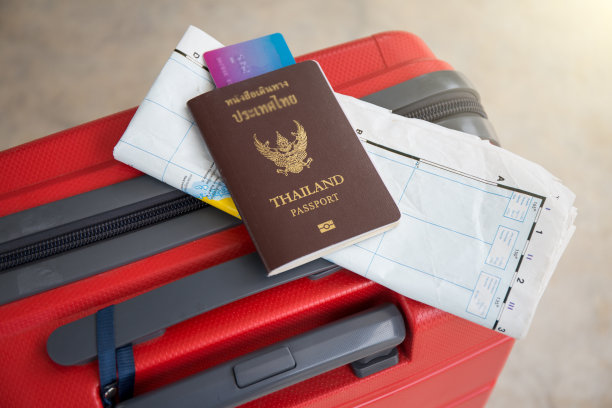 在机场持有护照和登机牌的男子的特写图片下载