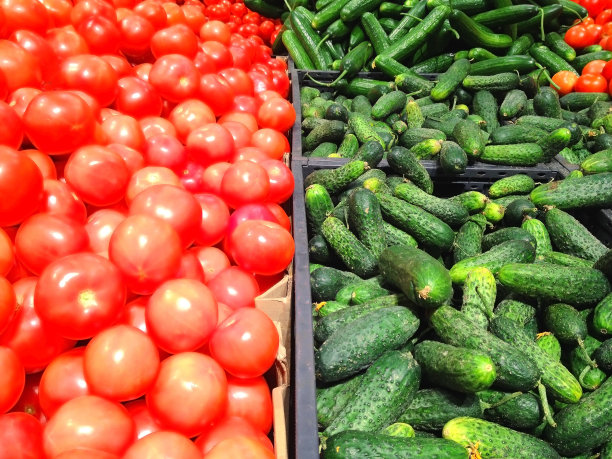 超市里有许多红番茄和绿黄瓜图片下载