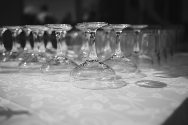 一排排的空酒杯图片下载