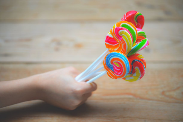 木质背景上的棒棒糖。图片下载