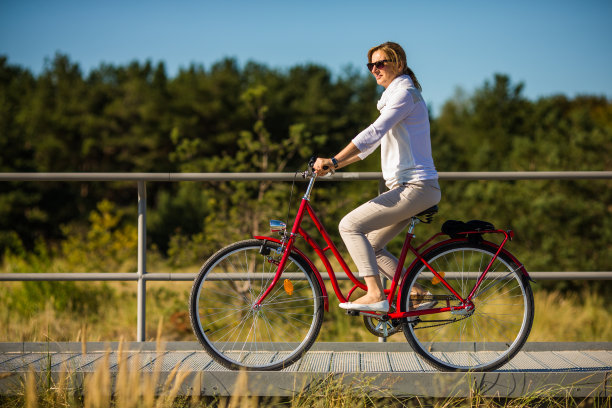 在海边骑自行车的女人图片下载