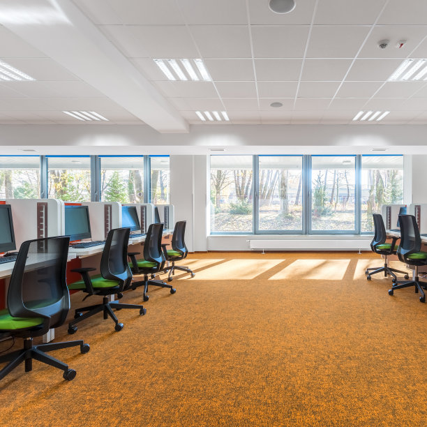 宽敞的IT教室，有窗户图片下载