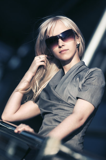 年轻时尚的商务女性戴着墨镜在办公大楼里图片下载