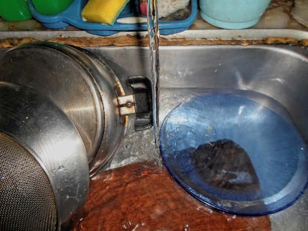 水槽里的盘子图片下载