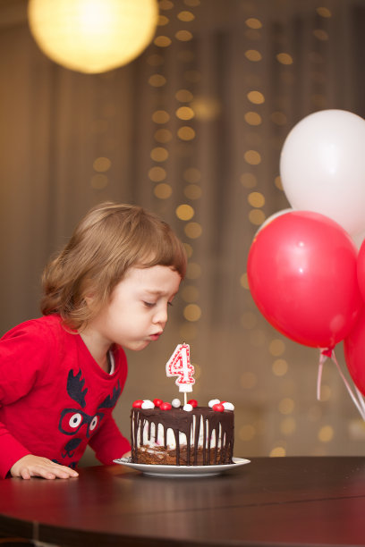 长头发的男孩过他的4岁生日。图片下载