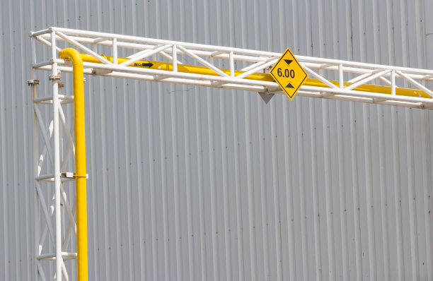 管架上有高度限制标志，钢结构上有黄色金属标志图片下载