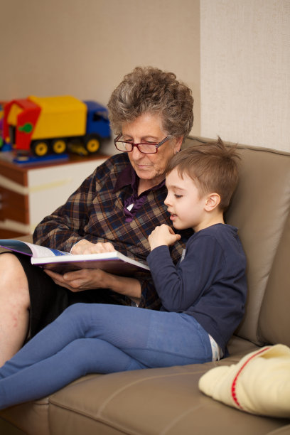 老太太和她的孙子一起度过她的空闲时间图片下载