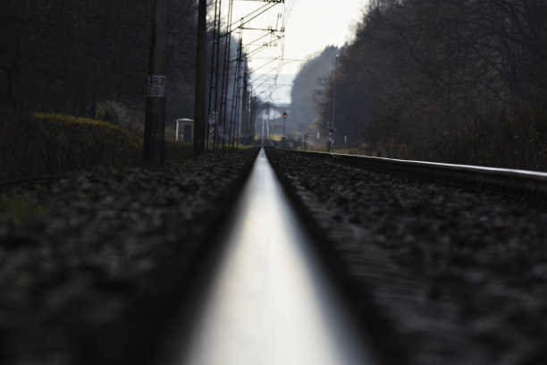 深秋的铁路轨道图片下载