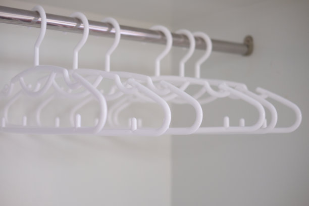 白色塑料衣架的特写图片下载