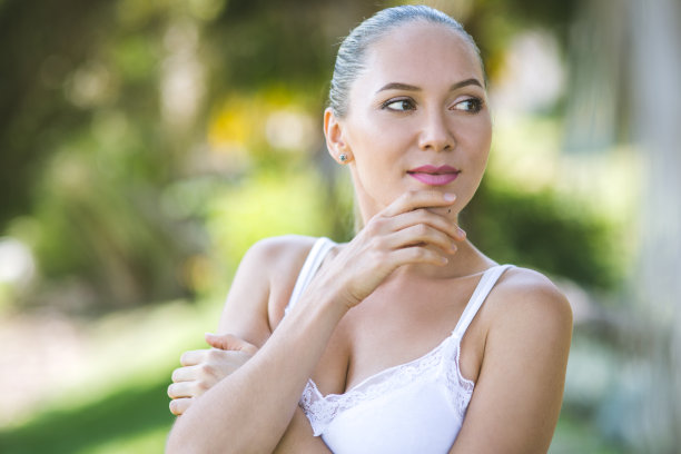 夏天的美丽的年轻女子肖像图片下载