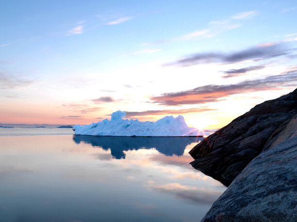 日落时北冰洋上的冰山图片下载