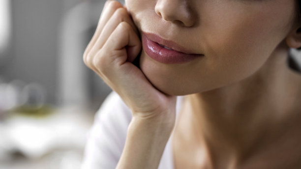 手托下巴的梦幻美女图片下载