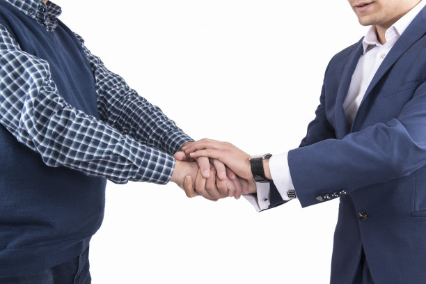 两个面目全非的商人在白色的背景下双手合拢，建立起合作关系图片下载