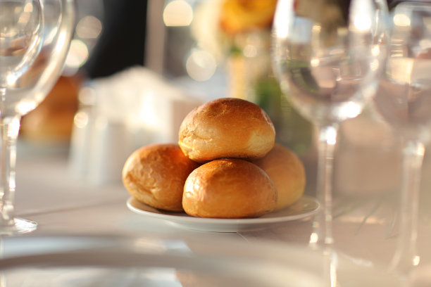 婚礼午餐桌上放着面包图片下载