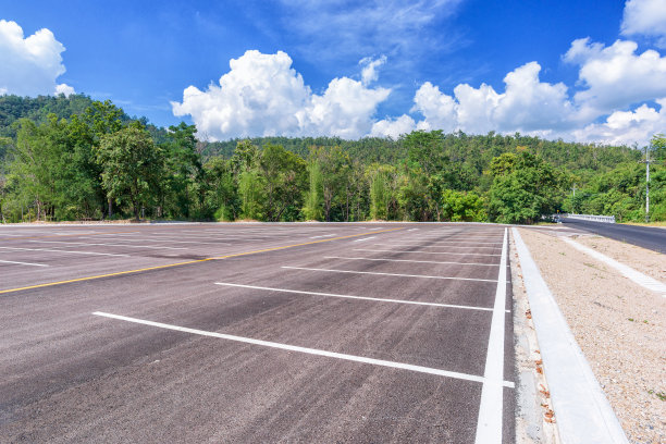 空旷的停车场，森林和美丽的蓝天。图片下载