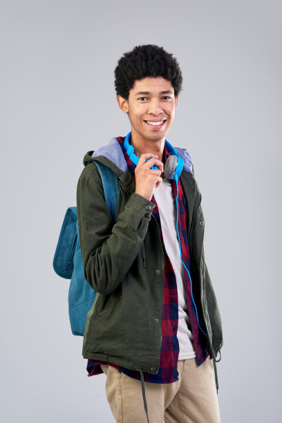 西班牙裔学生的照片在工作室背包和耳机图片下载