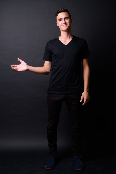 黑色背景下英俊男子的肖像图片下载