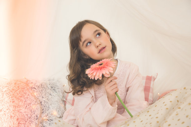 带着花做白日梦的可爱小女孩图片下载