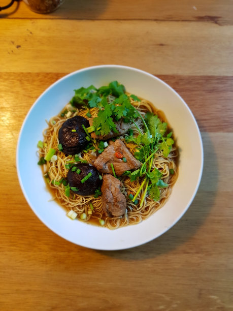 麻辣面，中草药汤面加排骨。图片下载