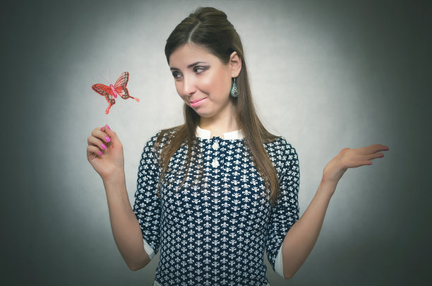 快乐快乐无忧无虑的女人和玩具蝴蝶。做梦的女孩。图片下载