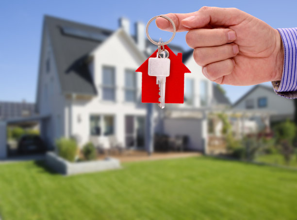房子钥匙在房地产经纪人手中孤立在白色背景下图片下载