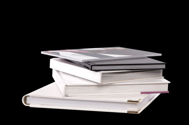 不同大小的相册和书籍在黑色的背景上图片下载