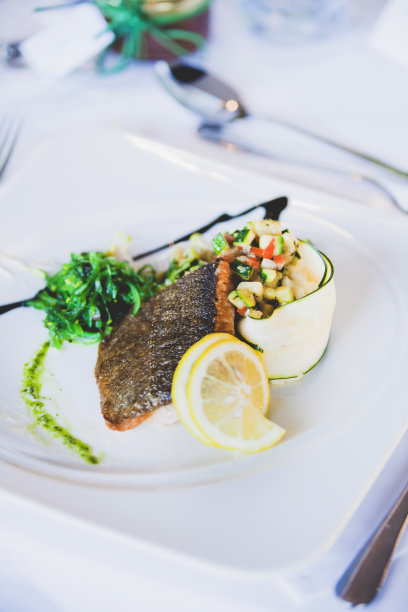 烤三文鱼片配蔬菜杂烩图片下载