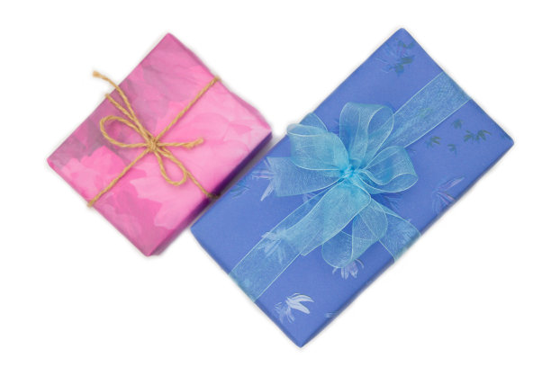 礼品盒与蓝色和粉红色的包装纸和弓孤立的白色图片下载