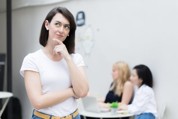 幸福白种女人站在自信与人见面的背景肖像头像照片图片下载